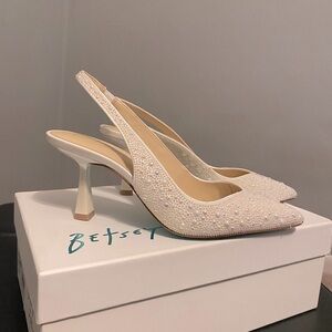 Betsey Johnson Clark Ivory PEARL Heels